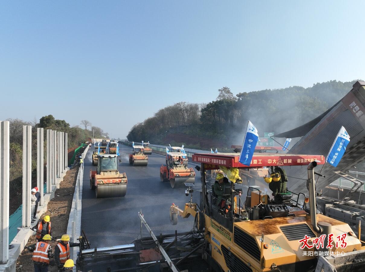 南北动脉铺就“快车道” G4京港澳高速耒宜扩容项目右幅沥青上面层摊铺完成