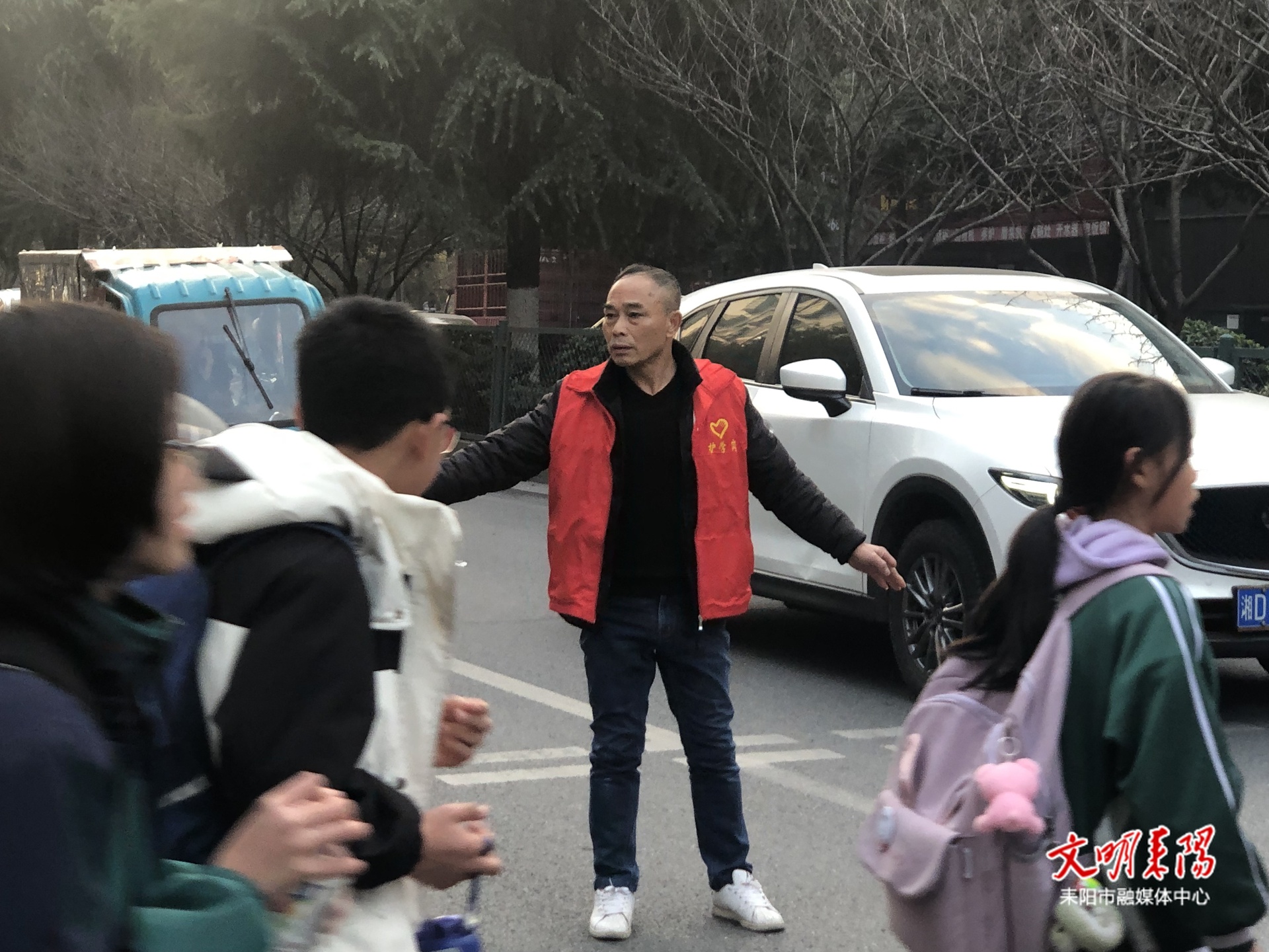 【凡人·微光】六旬老人资太平：三百余天的守护，一盏微光照亮学童“最后一百米”