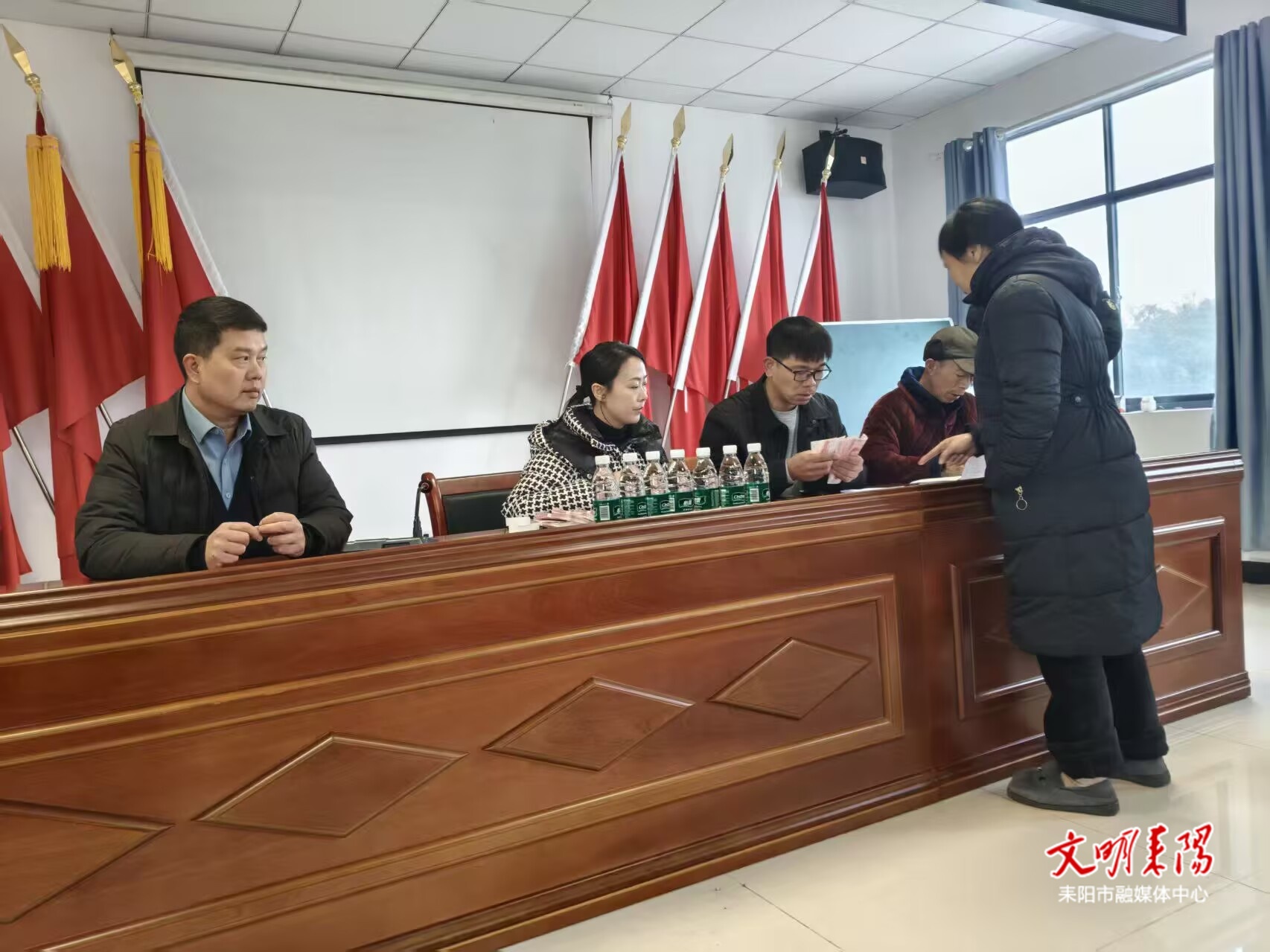 【山乡年味浓】零度天发薪 暖薪更暖心——金星村千亩岗梅基地为务工村民现场兑付薪资