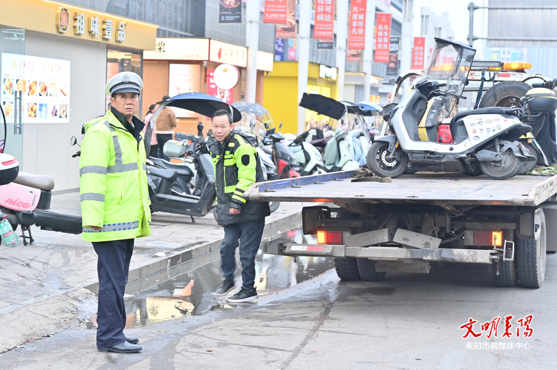 交警整治新城一路违停乱象