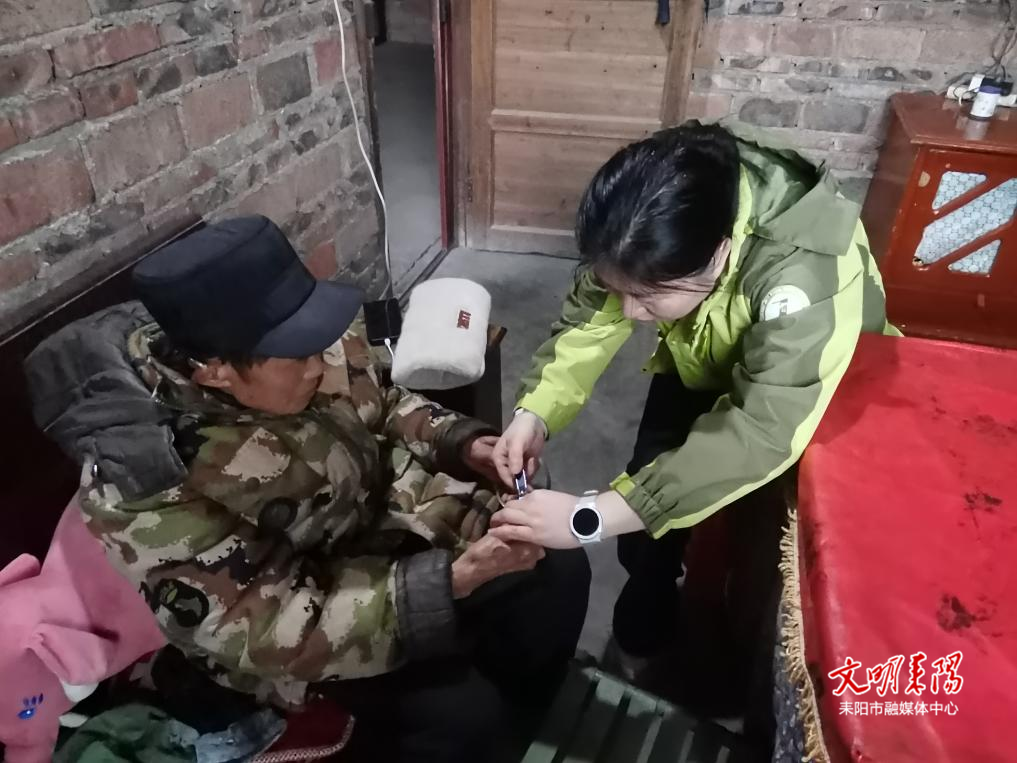 导子镇：情暖困难群众 冬日关怀送到家