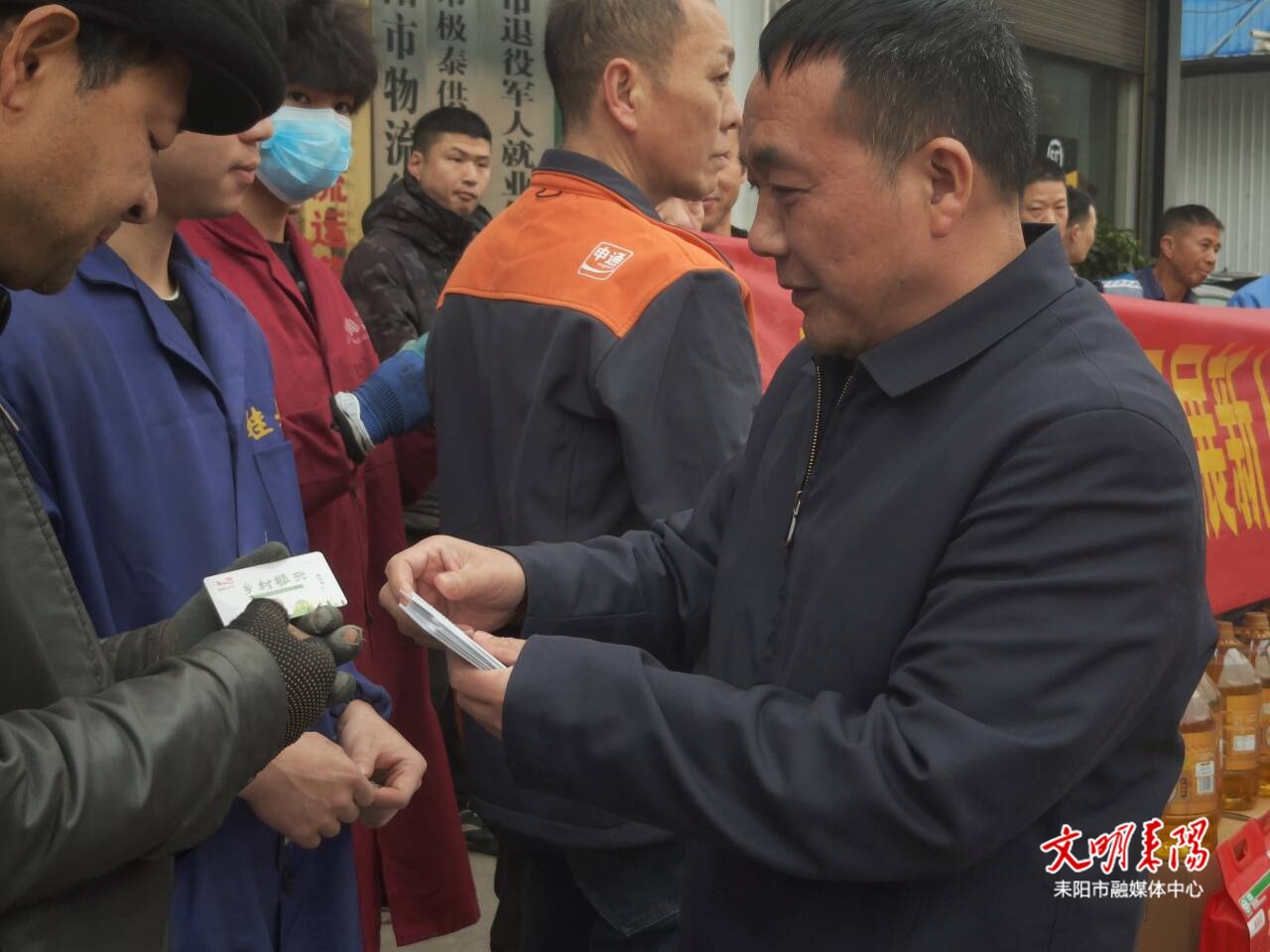 市总工会为货车司机送上“暖心礼包”