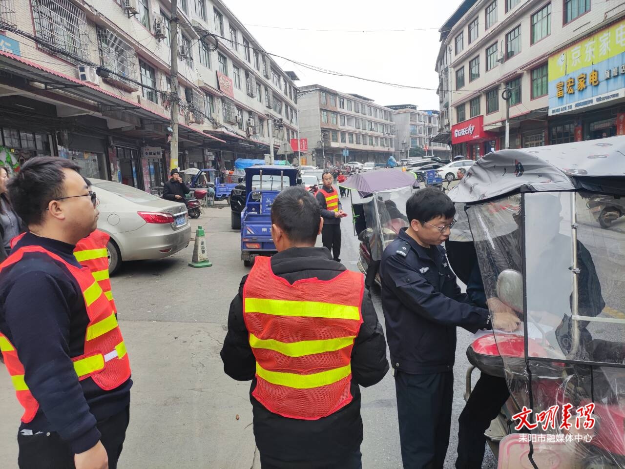 东湖圩镇专项整治交通拥堵 护航返乡路