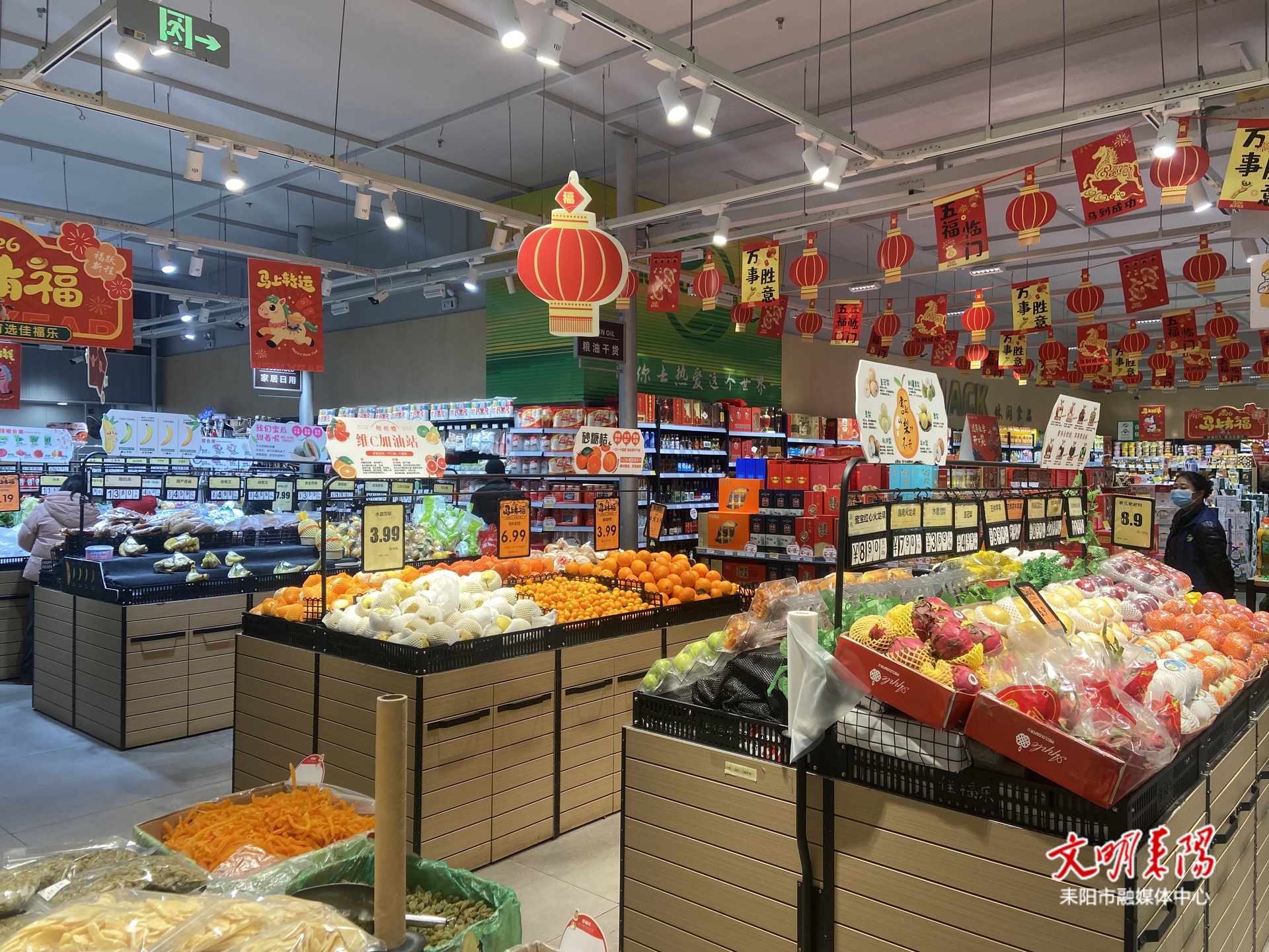 【新春走基层】超市年货供应充足价格平稳 市民采买忙！