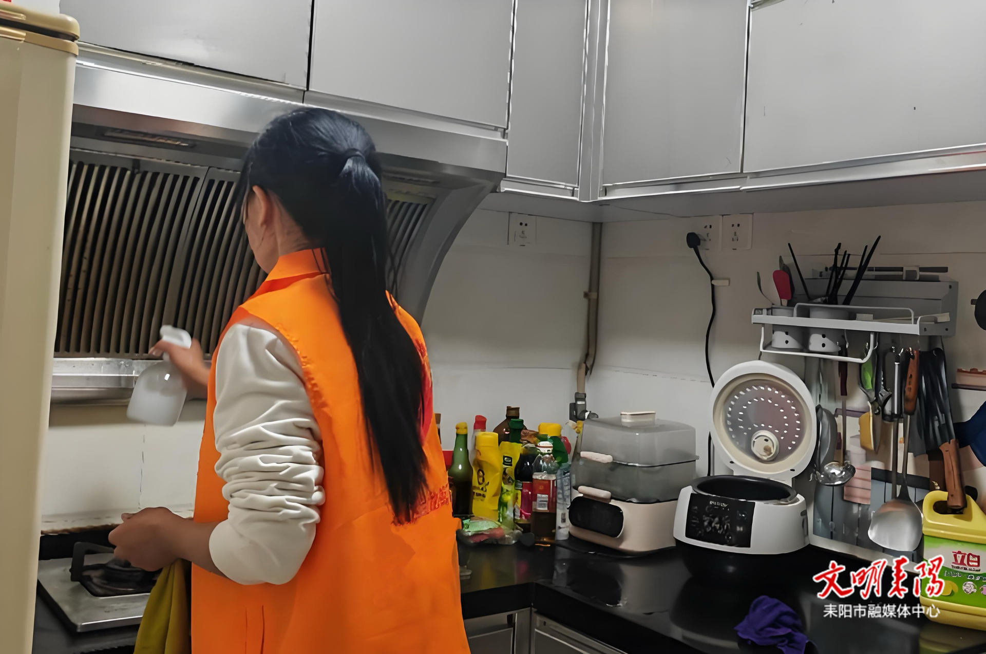 【新春走基层】家政开启“忙年模式”：扫除服务预订紧俏，价格节前上扬