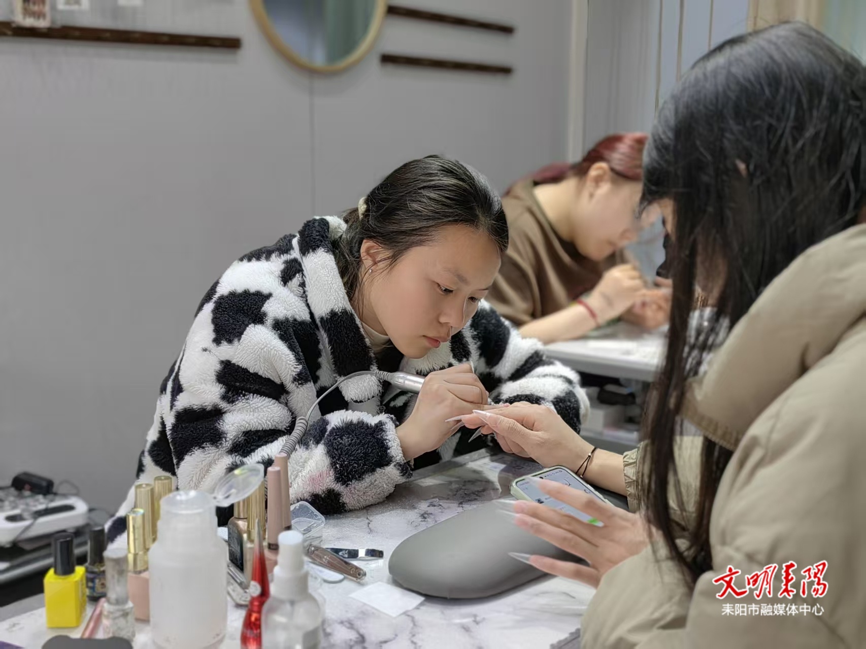 【新春走基层】指尖眉眼添年味 精致过年彰显生活新追求