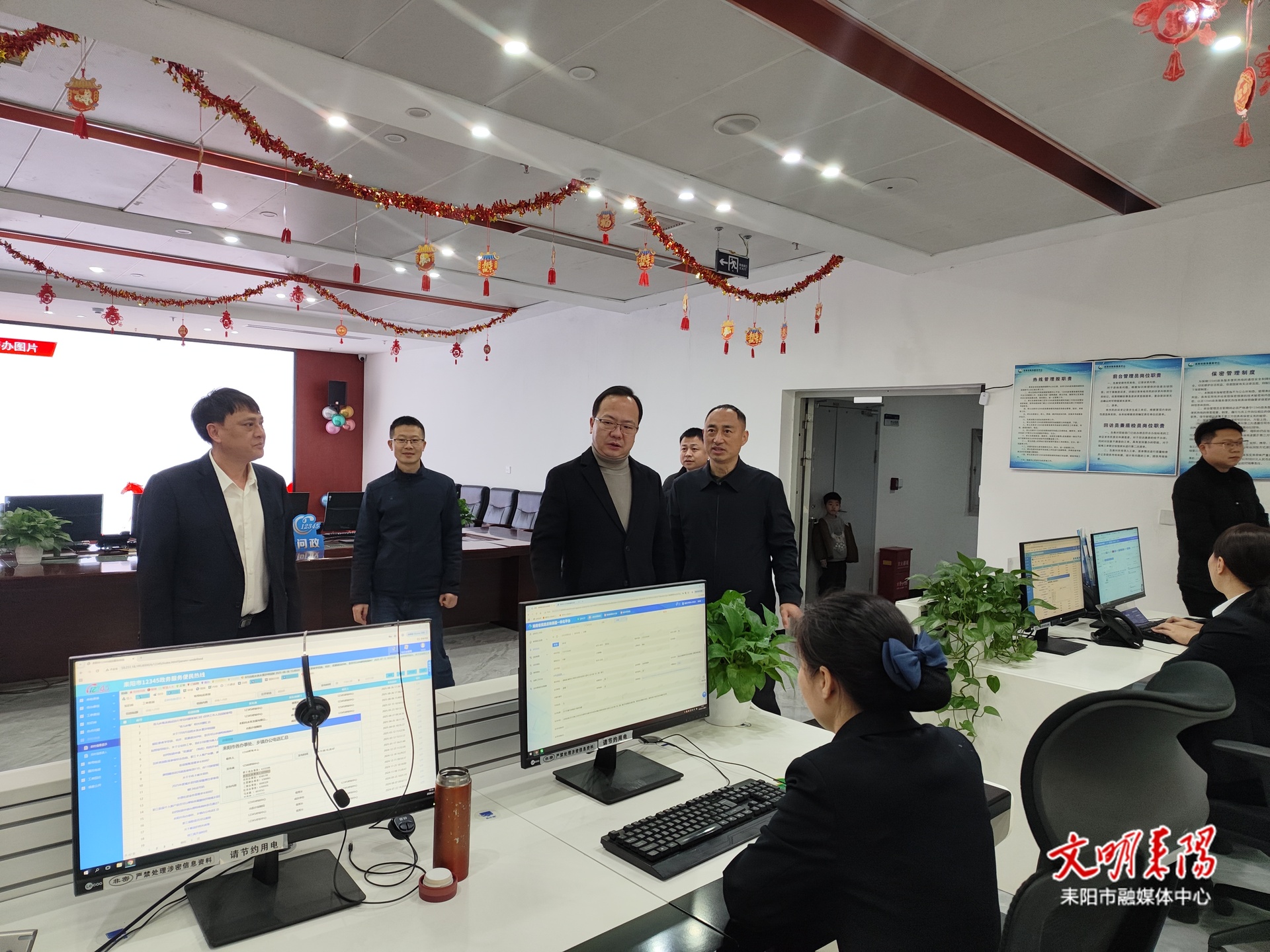 王星皓到12345政务服务便民热线慰问一线工作人员