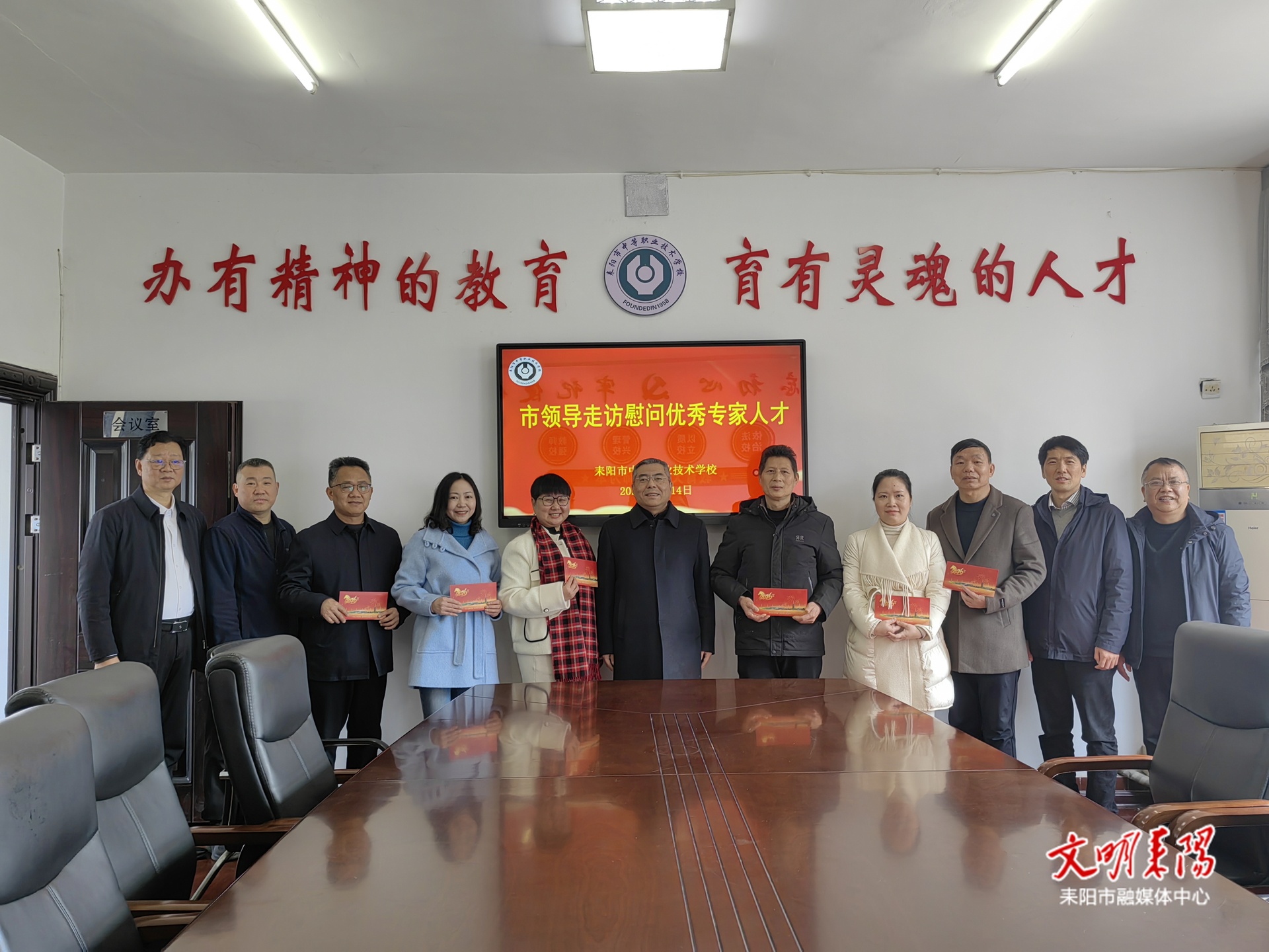 钟斌走访慰问优秀专家人才