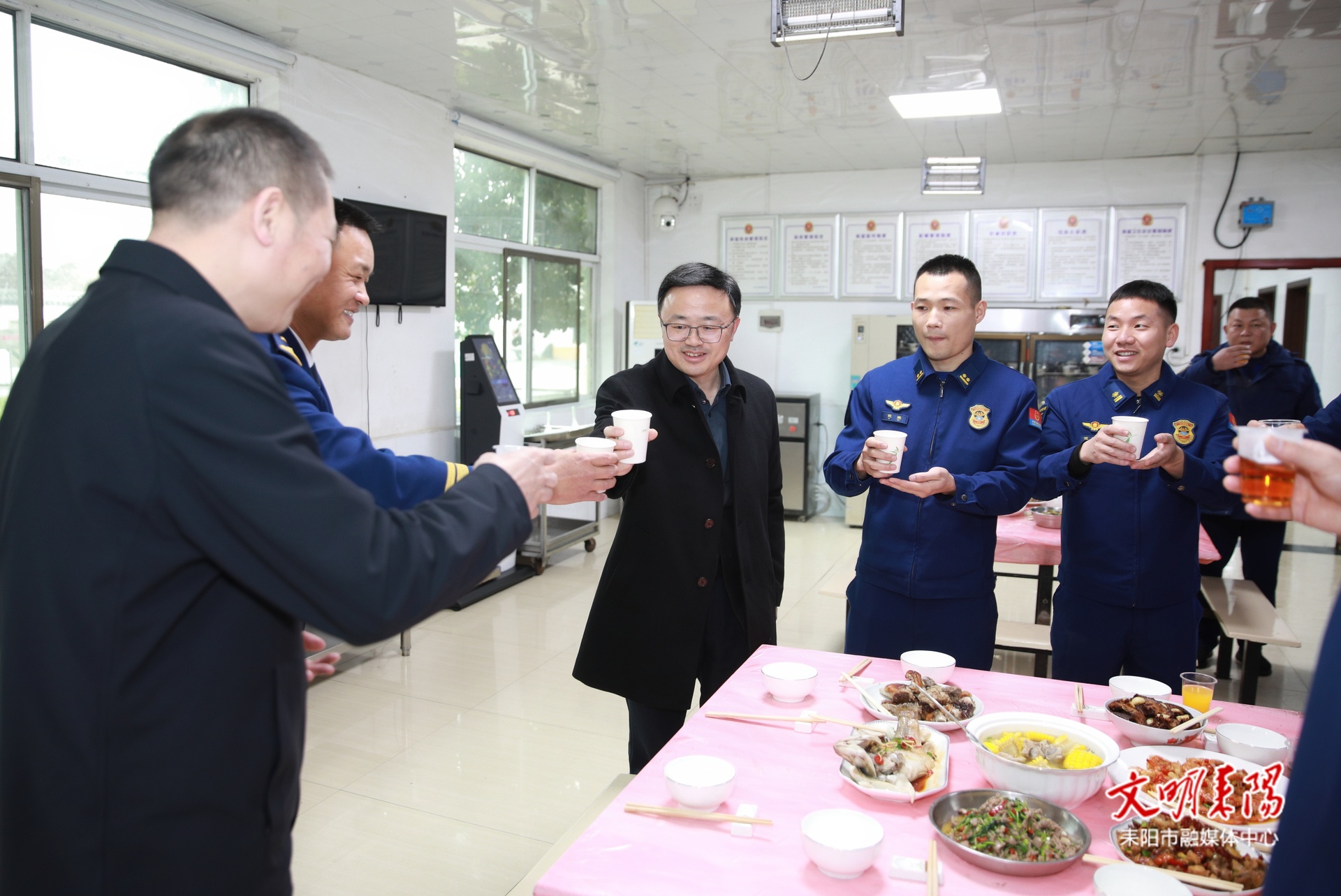张润槐与一线消防救援官兵同吃“团年饭”