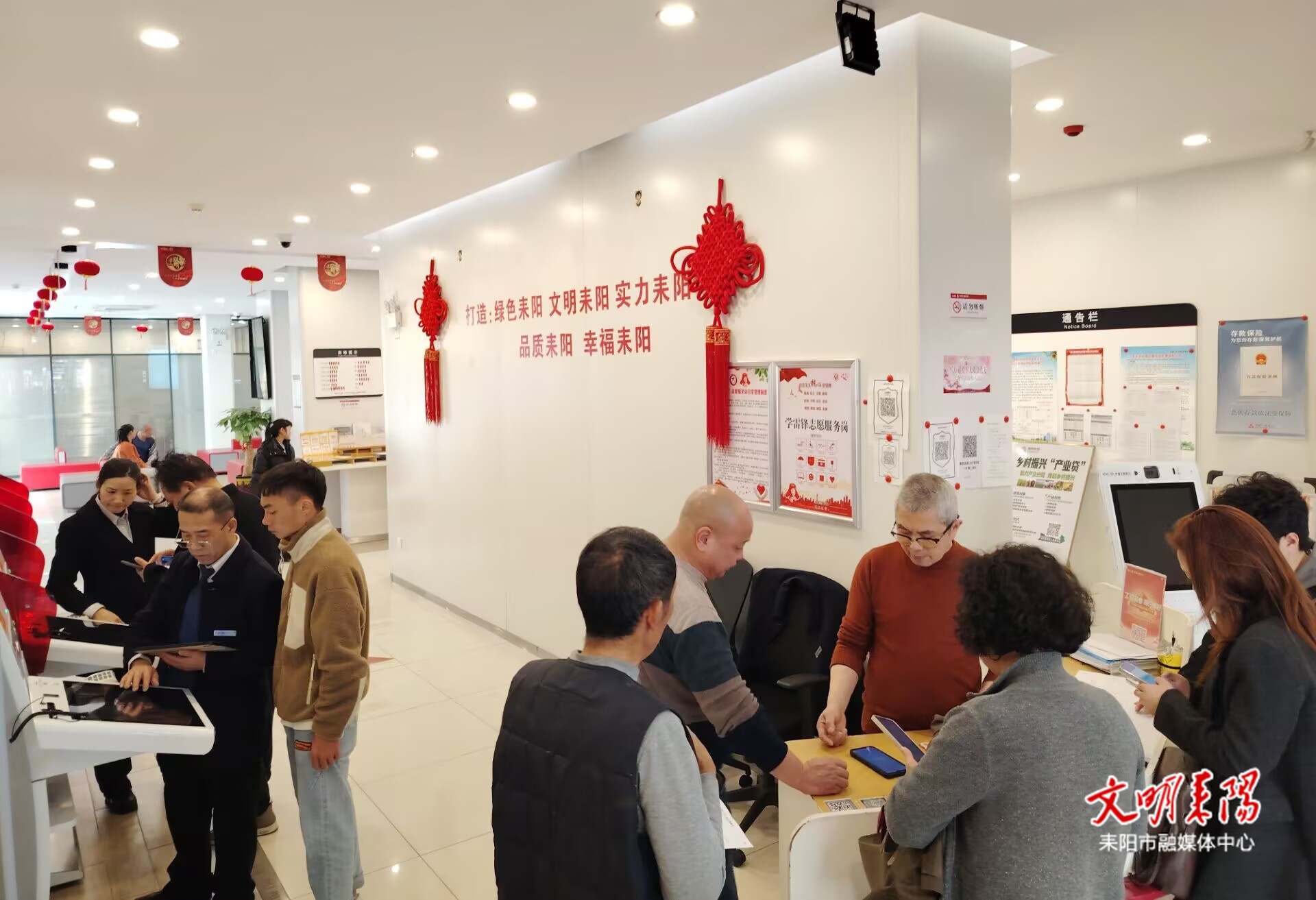 【新春走基层】换新钱 迎新春  市民银行兑换新钞年味浓