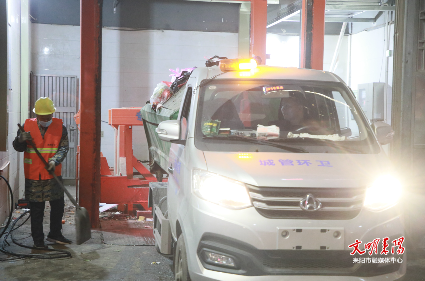 【新春走基层】坚守岗位护清洁 温暖城市迎新春