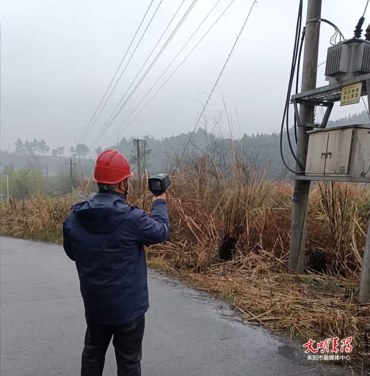 【春节我在岗】风雨巡线人：一盏灯火背后的温度