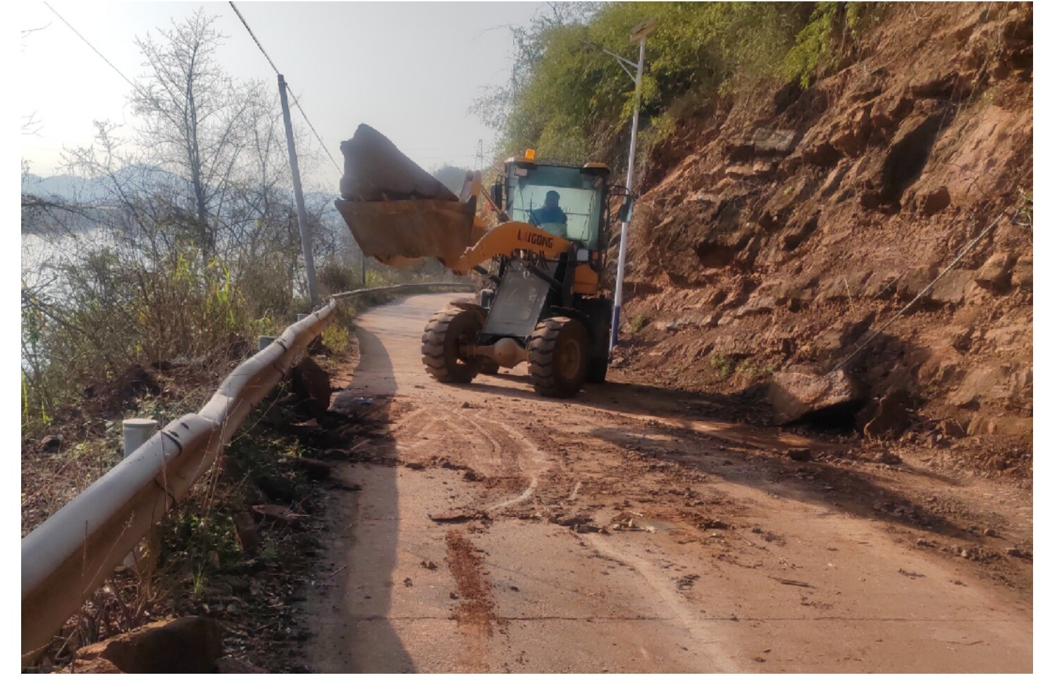 【春节我在岗】春节值守不松懈 大和圩乡快速清理落石保畅通