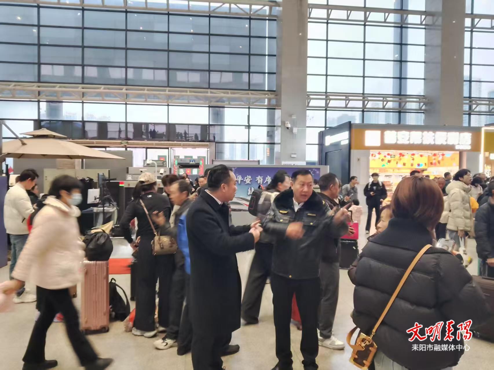 ​返程客流稳步攀升 多部门联动保畅通