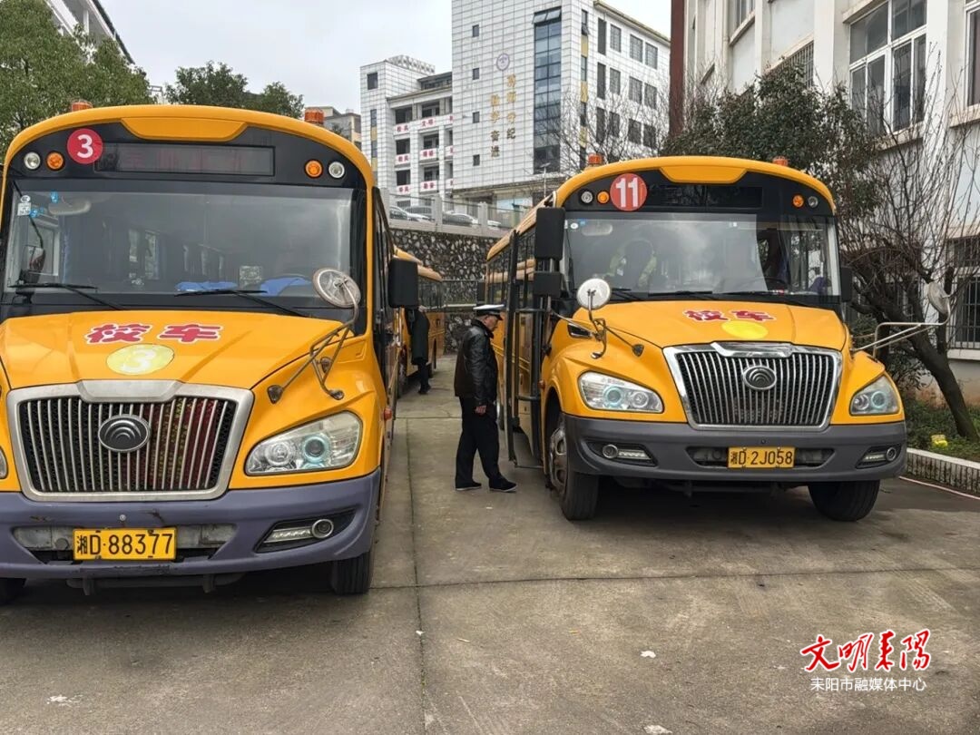 拧紧校车“安全阀”  耒阳交警开展校车安全大检查