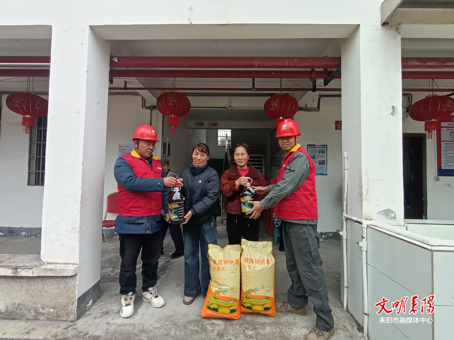 国网耒阳市供电公司：传承雷锋精神    情暖敬老院