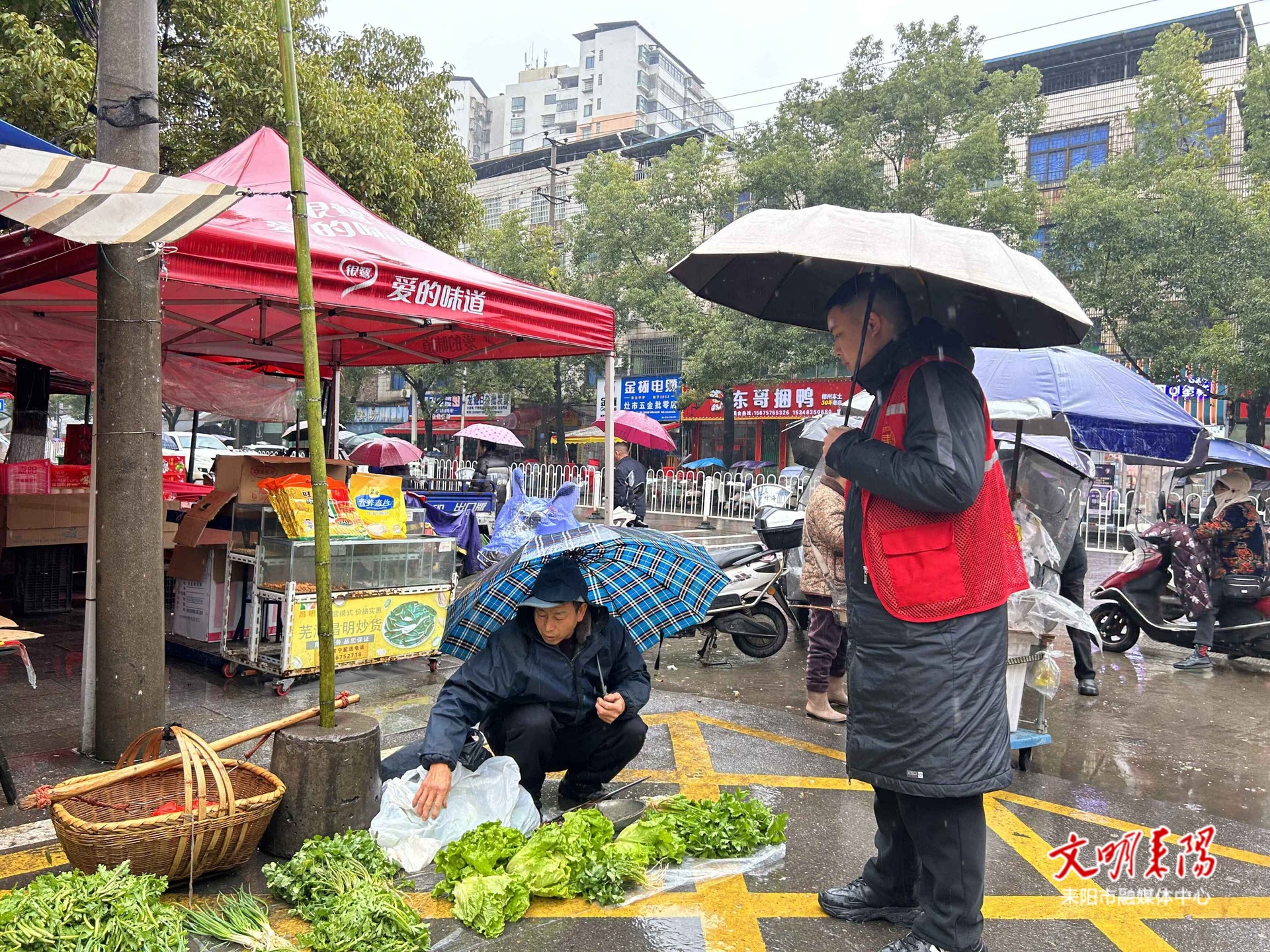疏堵并举治乱点 灶市街街道联合执法规范马路市场经营
