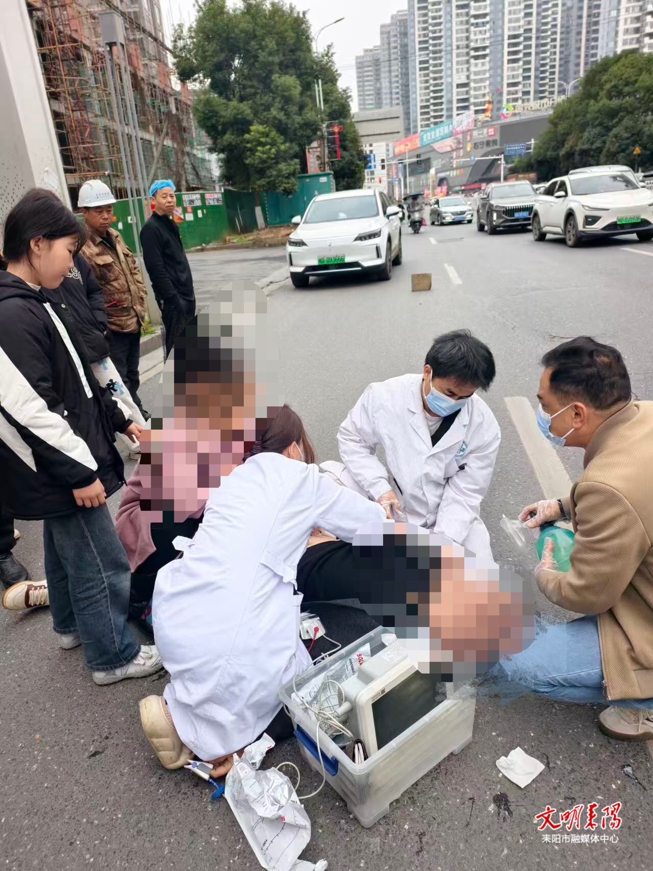 耒阳街头上演“生死时速”  过路司机与时间赛跑施救昏迷男子