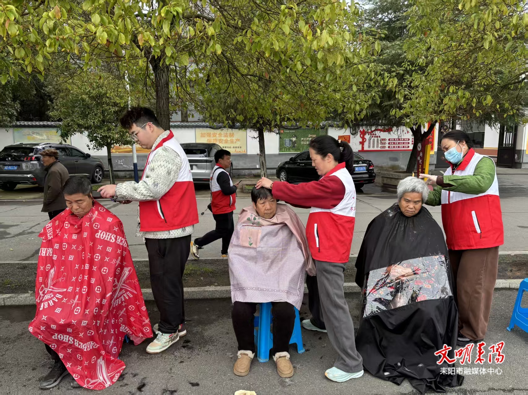 灶钢社区：党建引领“专业社工+志愿服务” 融合开展学雷锋志愿服务活动