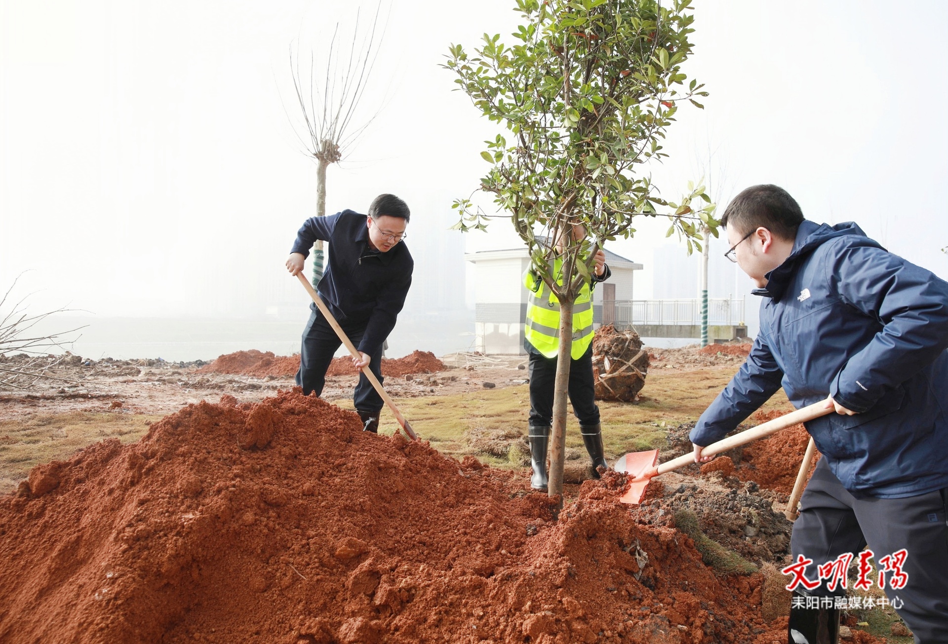 张润槐陈昌义等市领导参加2026年义务植树活动