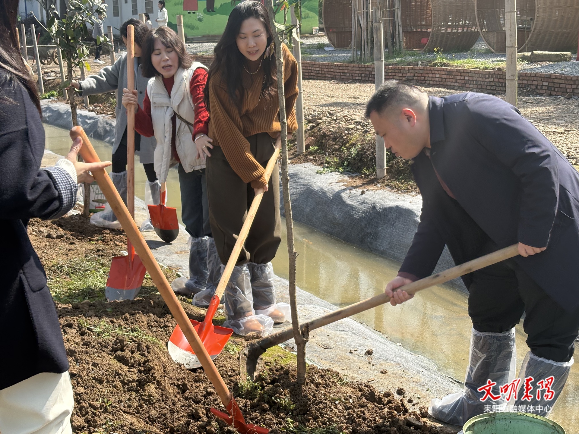 市财政局开展“春风助企植树”活动 为耒子源研学基地添新绿