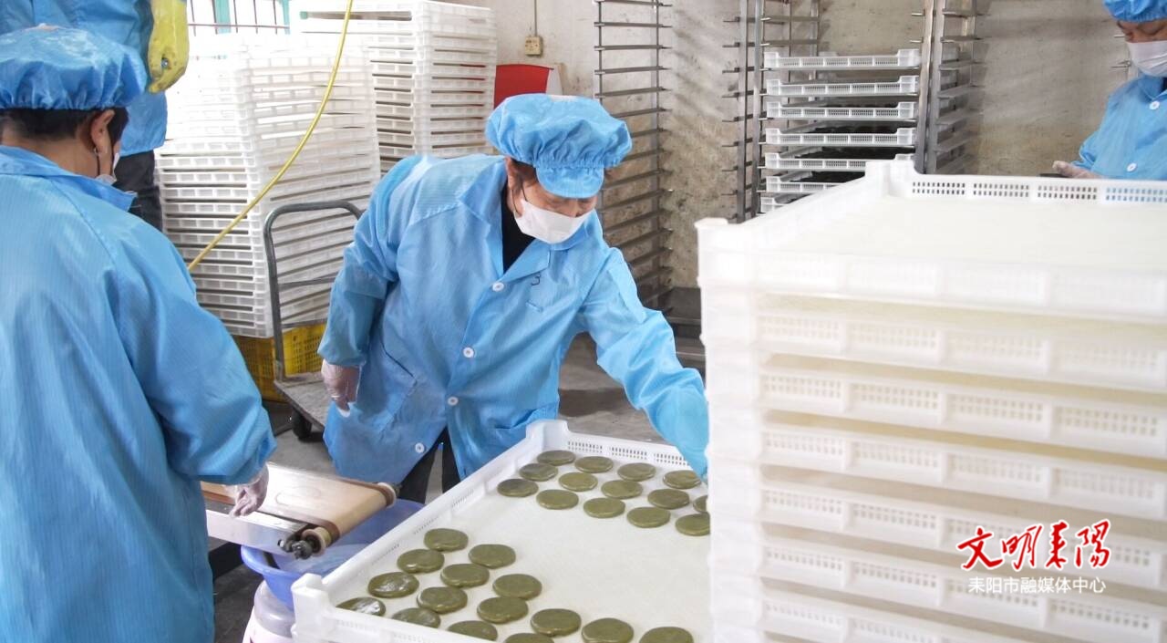 【耒水欢歌】青草飘香跨山海！耒阳夏塘青粑“触电”出圈，传统味道闯出乡村振兴新路子