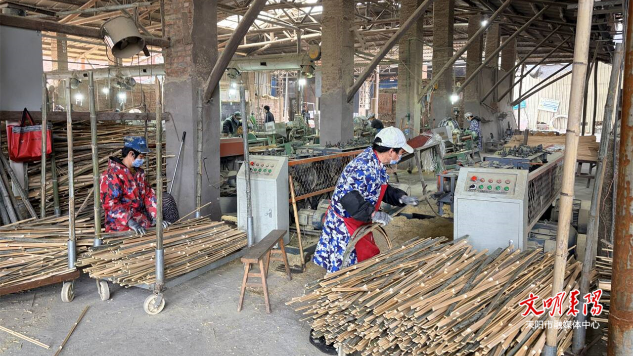 【奋进十五五 新年开新局】耒阳拓荣竹业：开足马力赶订单 产销两旺绘就乡村振兴新画卷