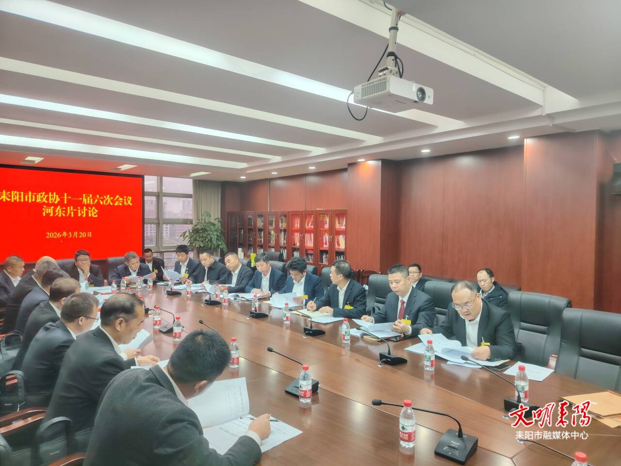 市政协委员分组讨论市政协常委会工作报告