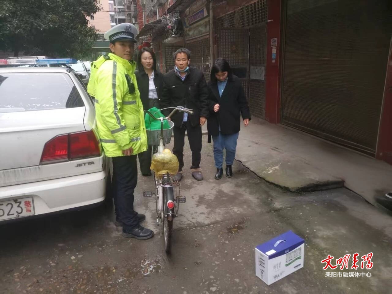 暖心救助显担当！耒阳政协委员街头帮扶摔倒老人