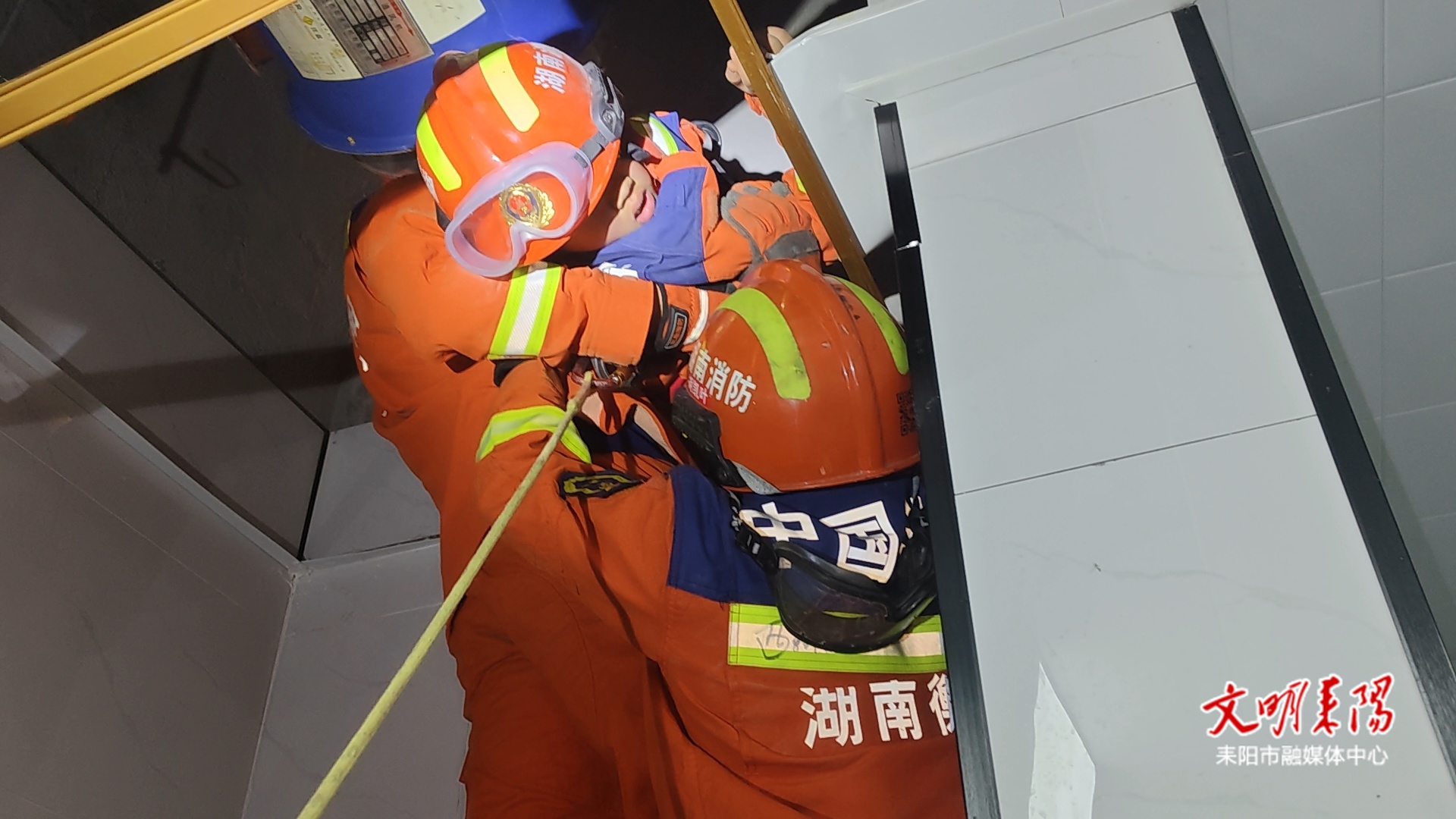 11岁女童坠入通风竖井 消防双线联动成功施救