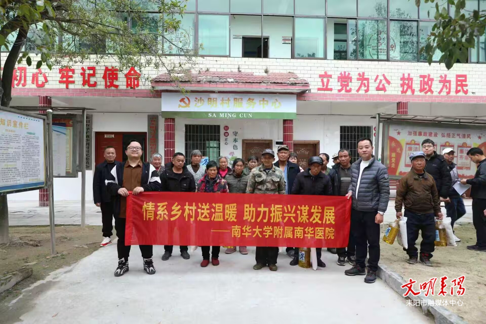 【凡人·微光】吕洪利：从“白衣”到“乡土”，一束照进深山的微光