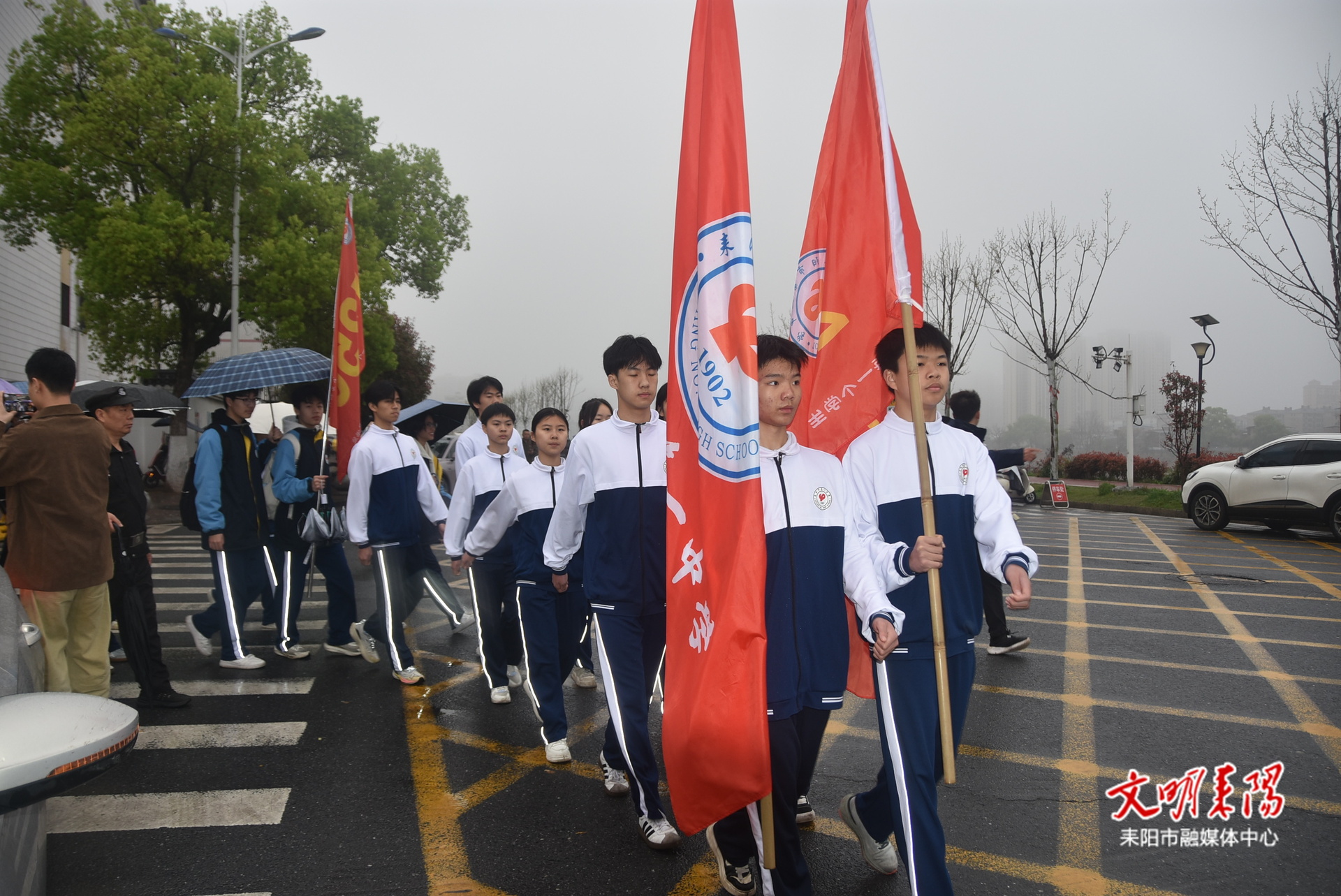 走，去春天里“毅”起成长！耒阳一中千名师生徒步打卡鹿岐峰