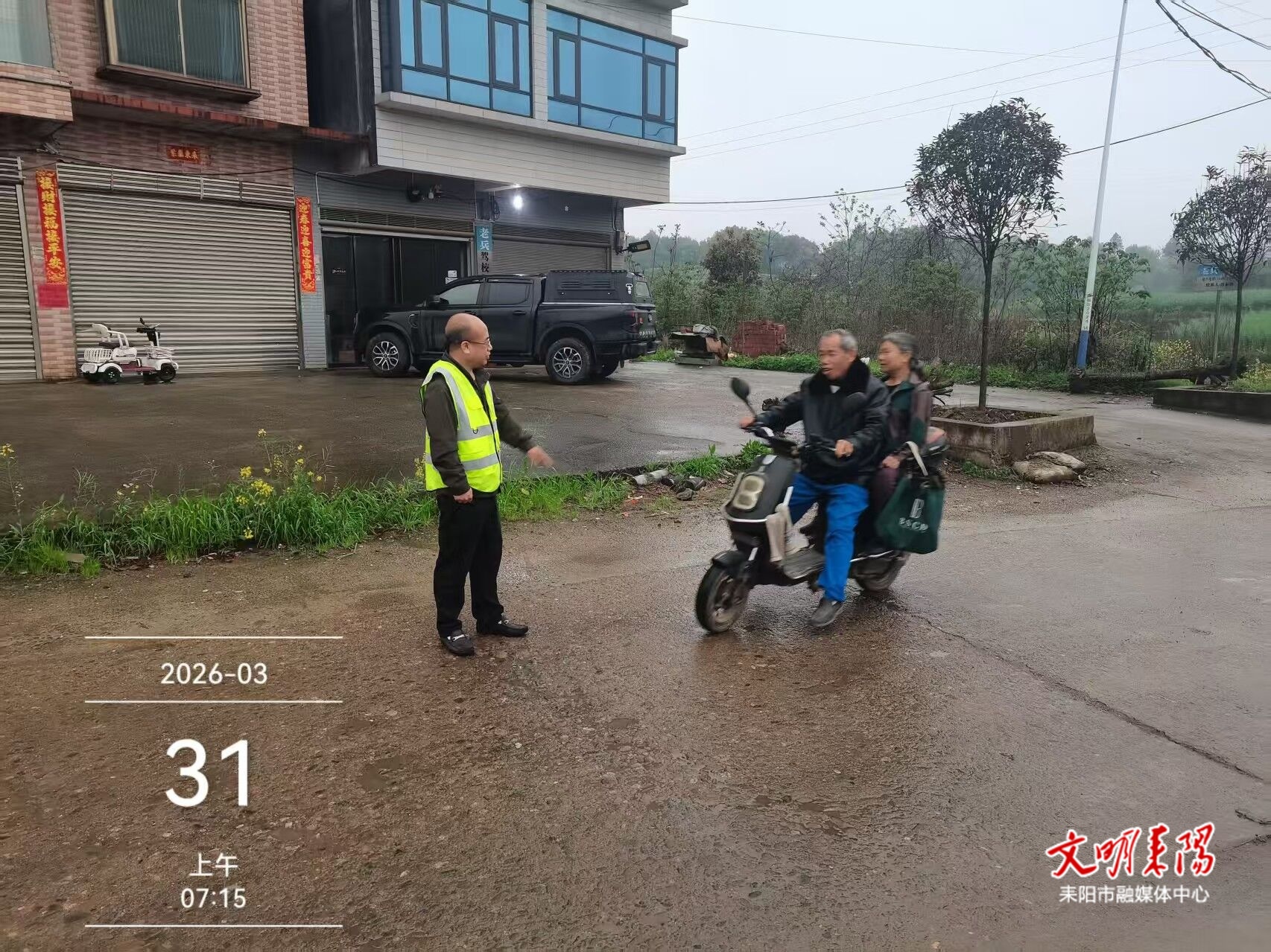 守护乡村出行安全！小水镇开展“一盔一带”交通劝导专项行动