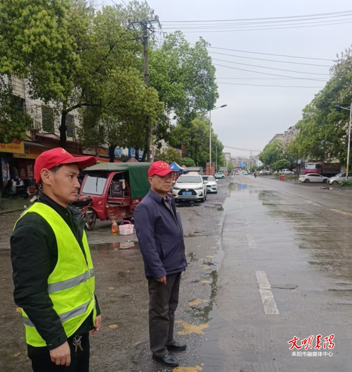 清明祭扫保平安 交通劝导护出行  水东江街道筑牢节假日交通安全防线