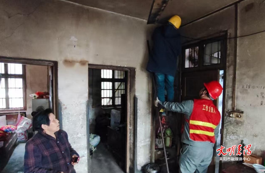 为独居老人掌“灯”