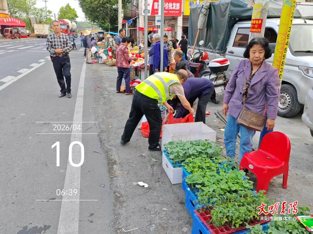 筑牢乡村安全防线 守护群众出行平安 小水镇开展道路交通安全劝导行动