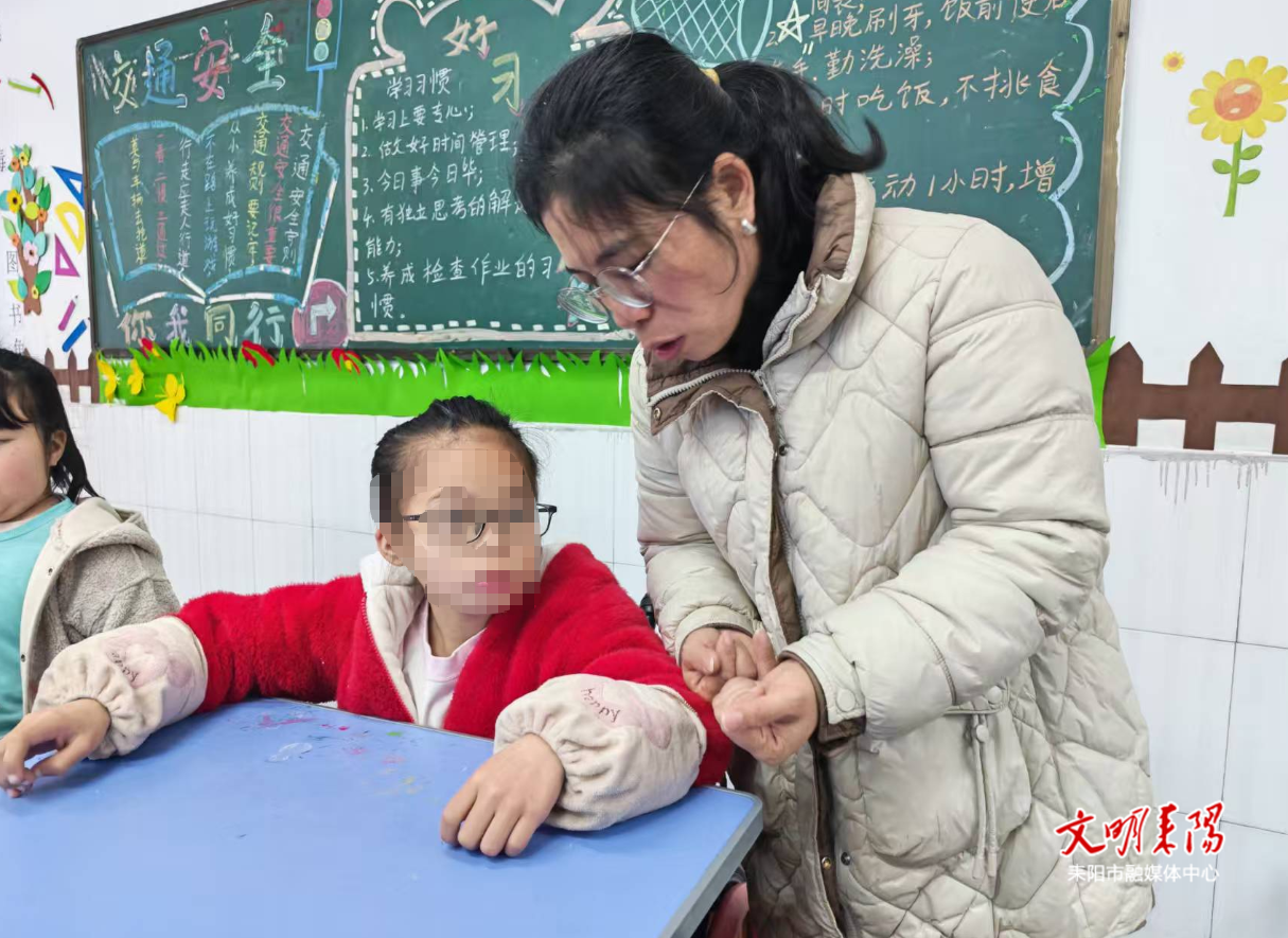 【凡人·微光】李美丽：轮椅旁的长跑 十二年坚守暖童心