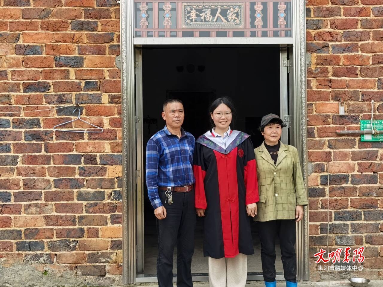 【凡人·微光】刘云平：23年守病妻不弃，30载托子女成才