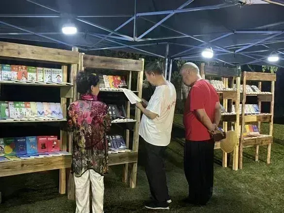 保亭：“露营夜读”浸润雨林诗意生活