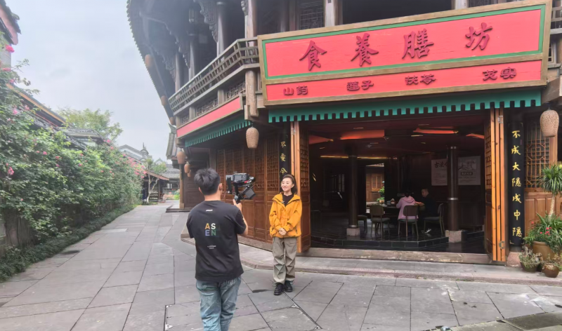 农业农村部直属宣传单位走进中国李庄，镜头聚焦三十载本草鸽香