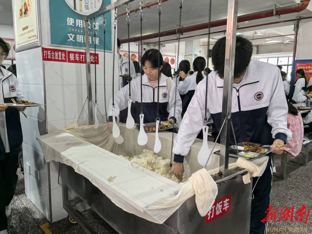 《湖南日报》报道：把食堂变成“家庭的饭桌”——耒阳市东江中学“妈妈食堂”见闻