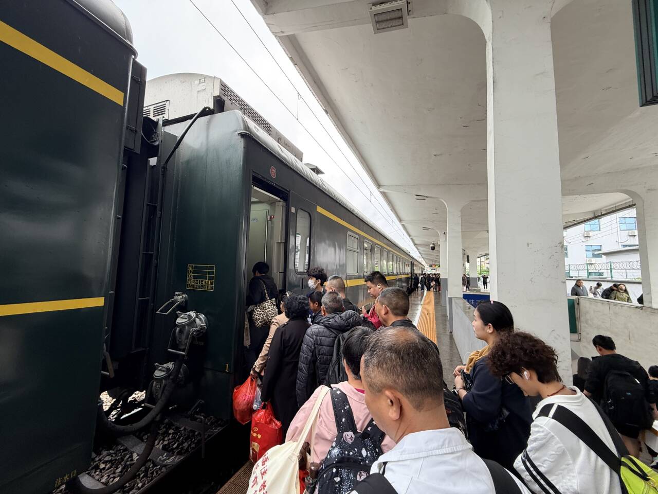 加开16列临时客车 耒阳火车站全力保障“五一”小长假旅客出行
