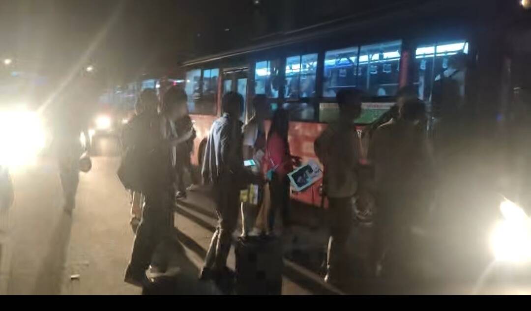 深夜驰援暖归途 717名旅客平安转运