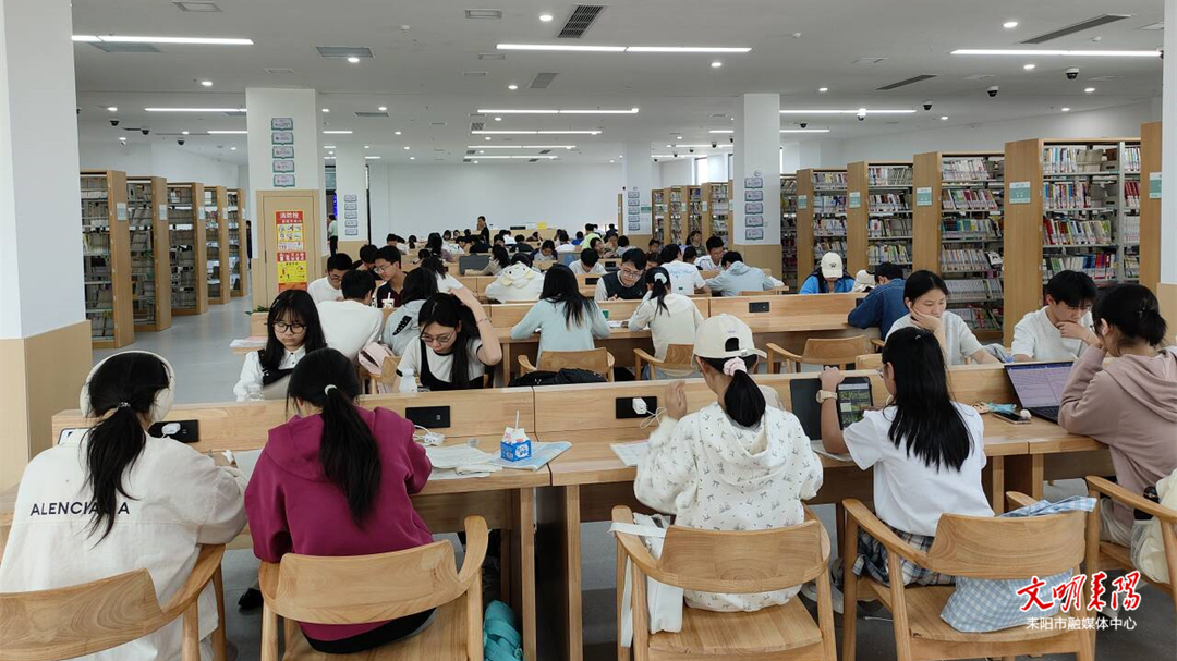 五一假期书香浓 我市文化阅读场所人气旺
