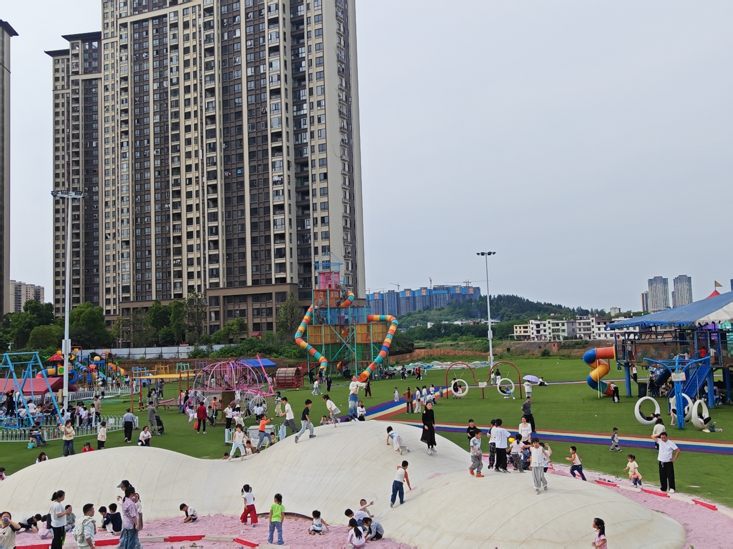 五一假期我市各大游乐场人气爆棚 亲子休闲“欢乐出圈”