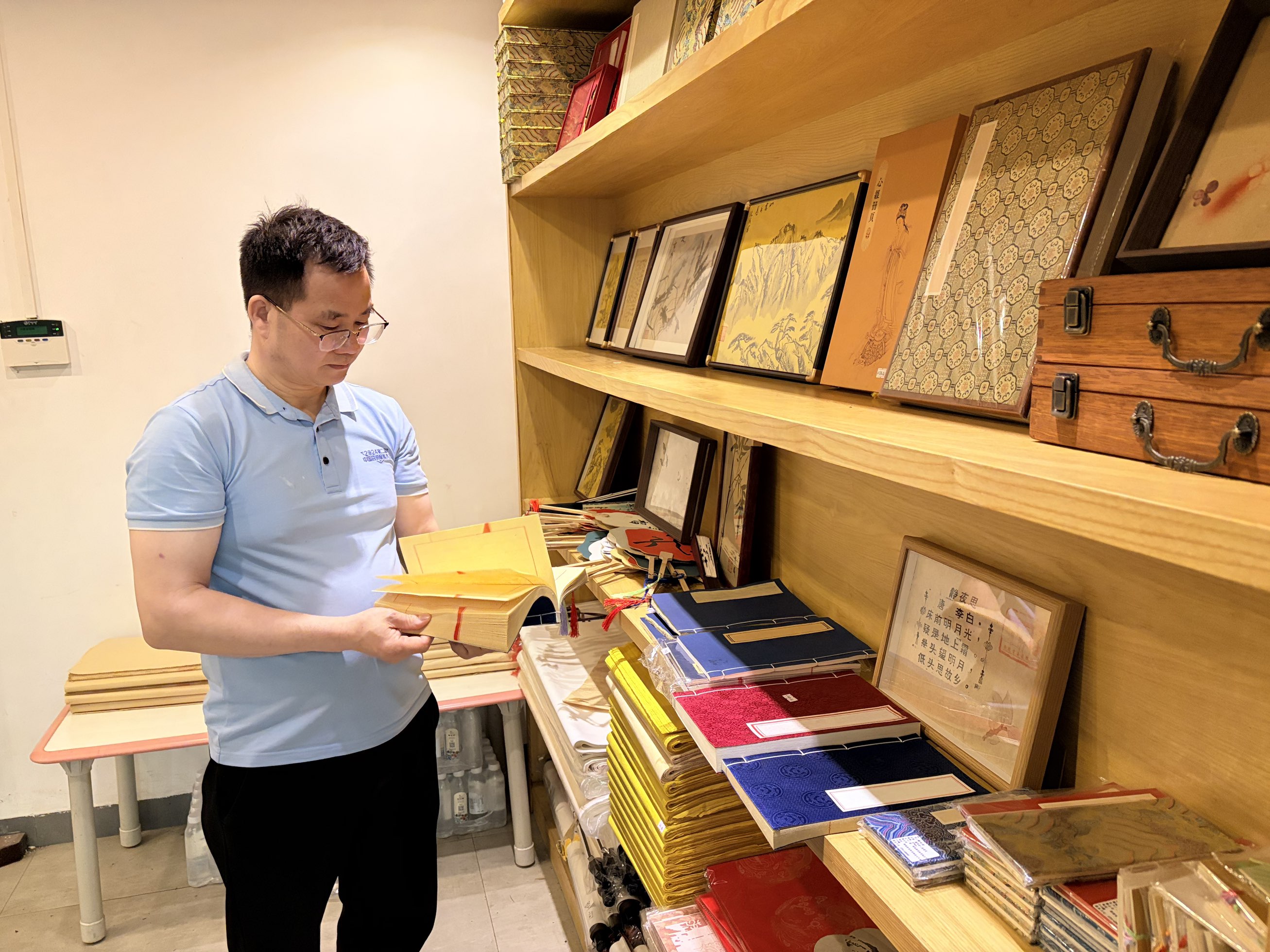 【凡人·微光】肖聪成：千年古法造纸的“守护者”与“焕新者”