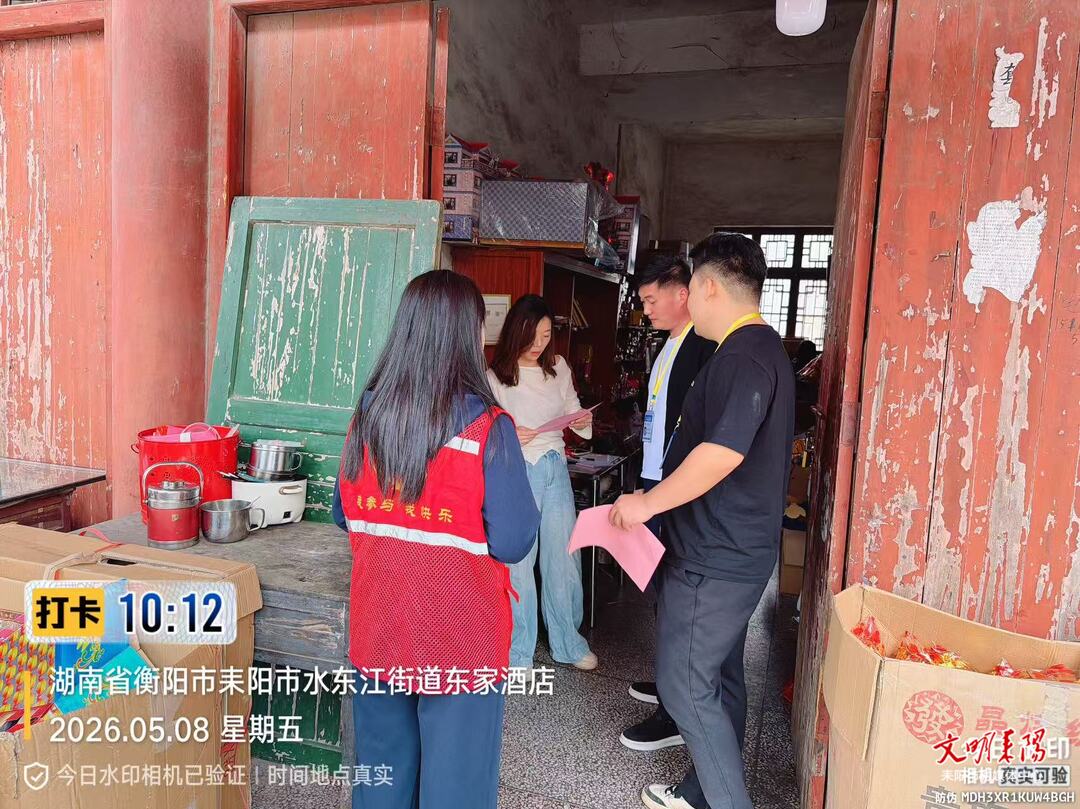 水东江街道开展交通安全宣传进商铺活动