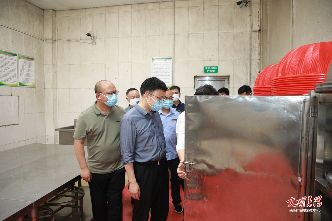 张润槐暗访检查振兴学校校园安全及食品安全工作