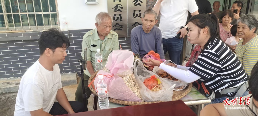 本土网红直播带货 村民售卖农产品不再难