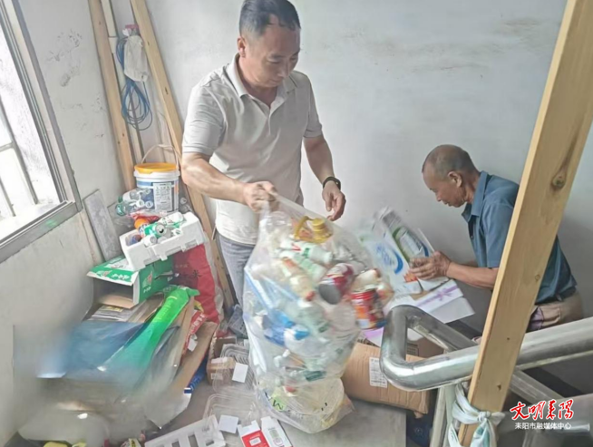 三架街道开展“清楼道”攻坚行动